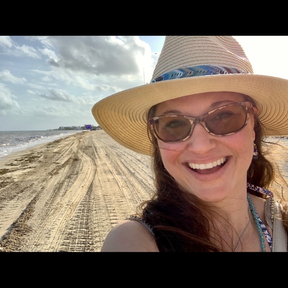 Meet your Posher, Dani - Picture 1 of 2